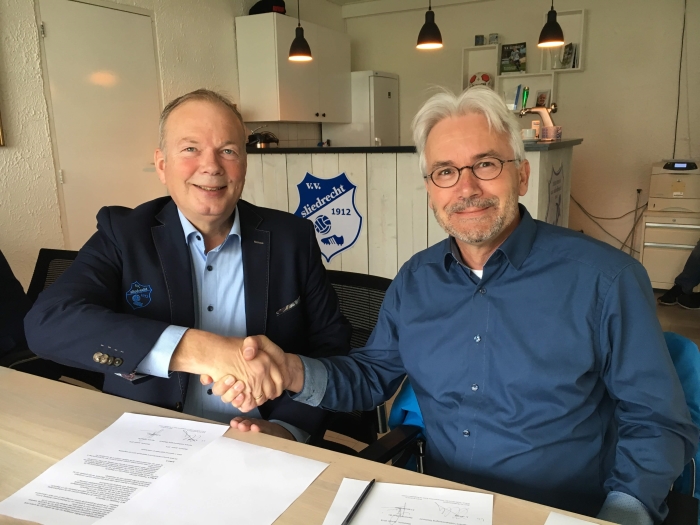 Op de foto tekenen Koos Leeuwenstein van Cofano (rechts op de foto) en Kees Verhoef (VV Sliedrecht) het sponsorcontract.