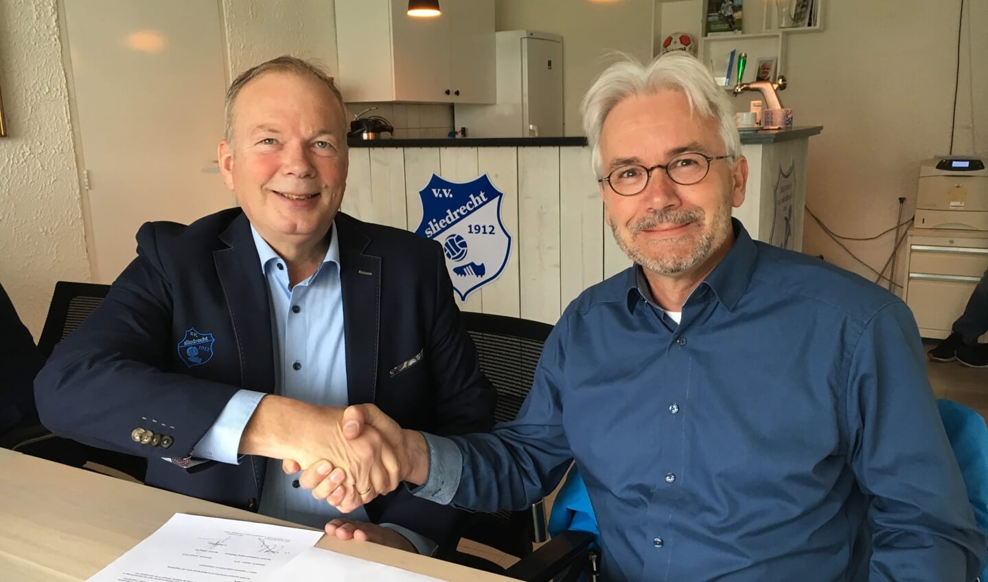 Op de foto tekenen Koos Leeuwenstein van Cofano (rechts op de foto) en Kees Verhoef (VV Sliedrecht) het sponsorcontract.