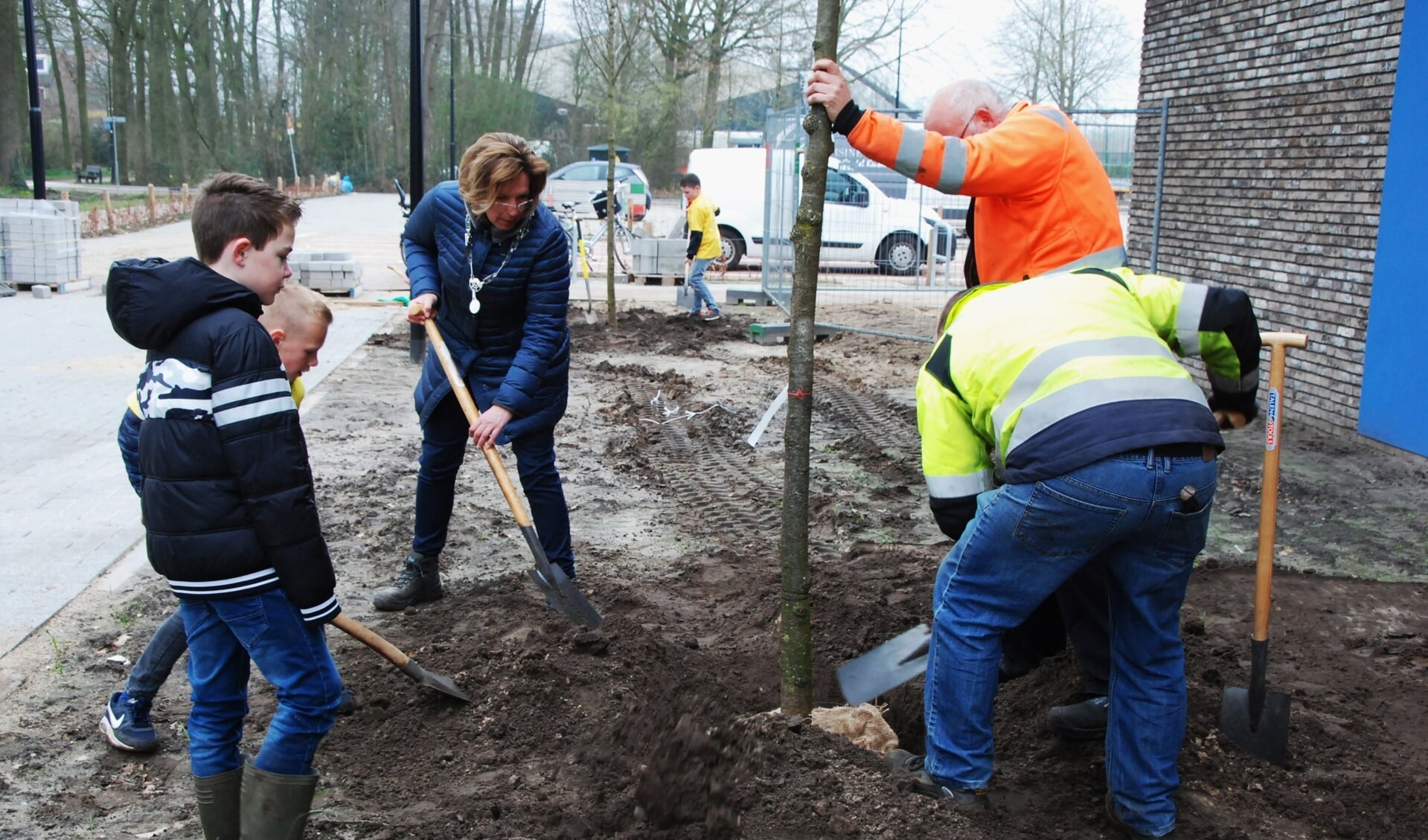Burgemeester Petra Doornenbal plant met scholieren een boom bij de nieuwe Borgwalschool.