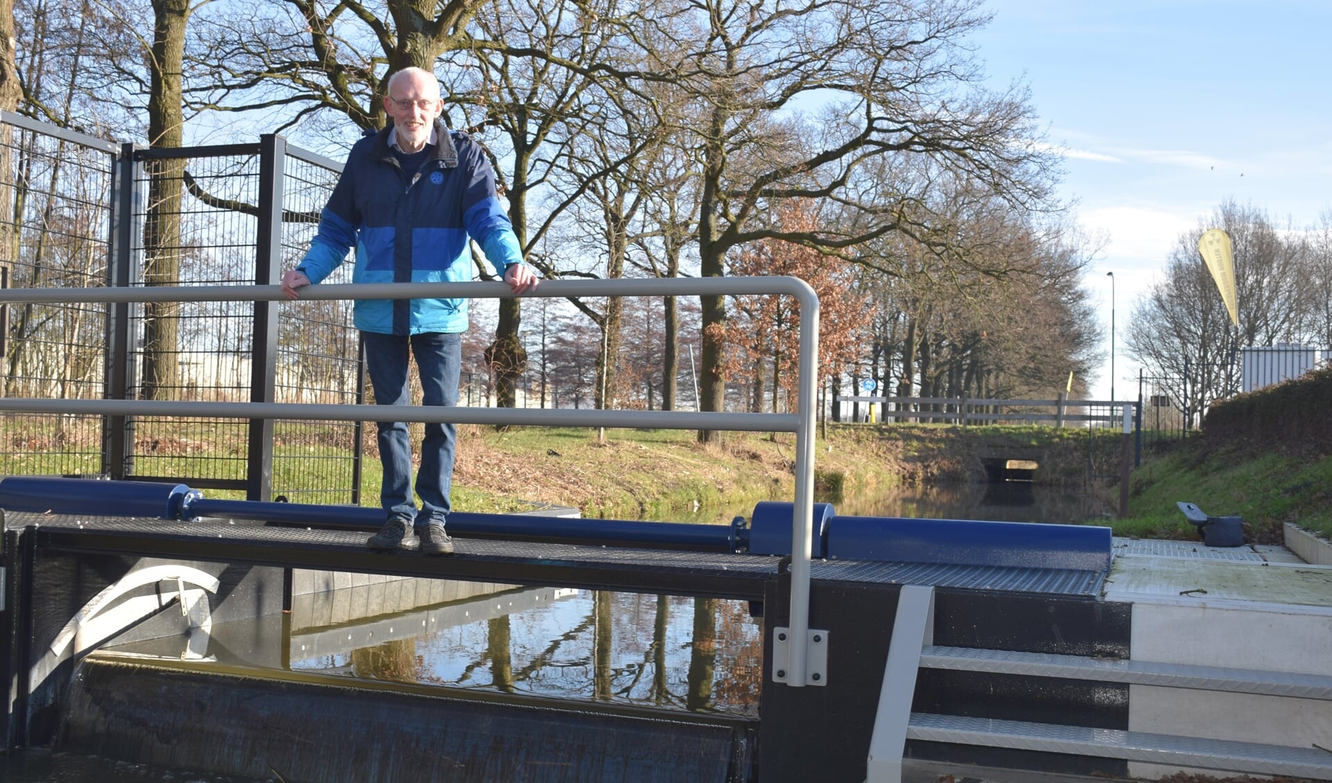 Wim bij zijn zelf ontworpen stuw- en vispassage aan de Meidoornkade.