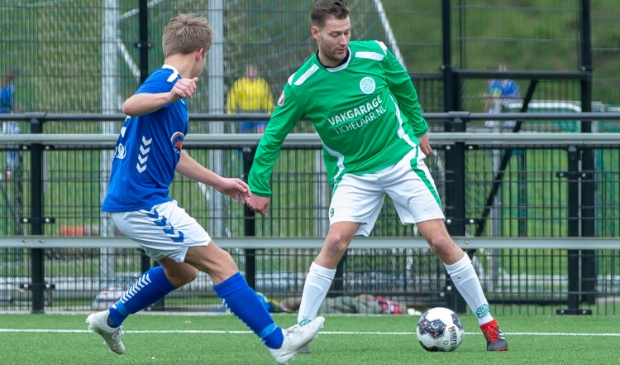 <p>Donovan Rijlaarsdam (groen shirt) stapt over naar SV Harskamp</p>