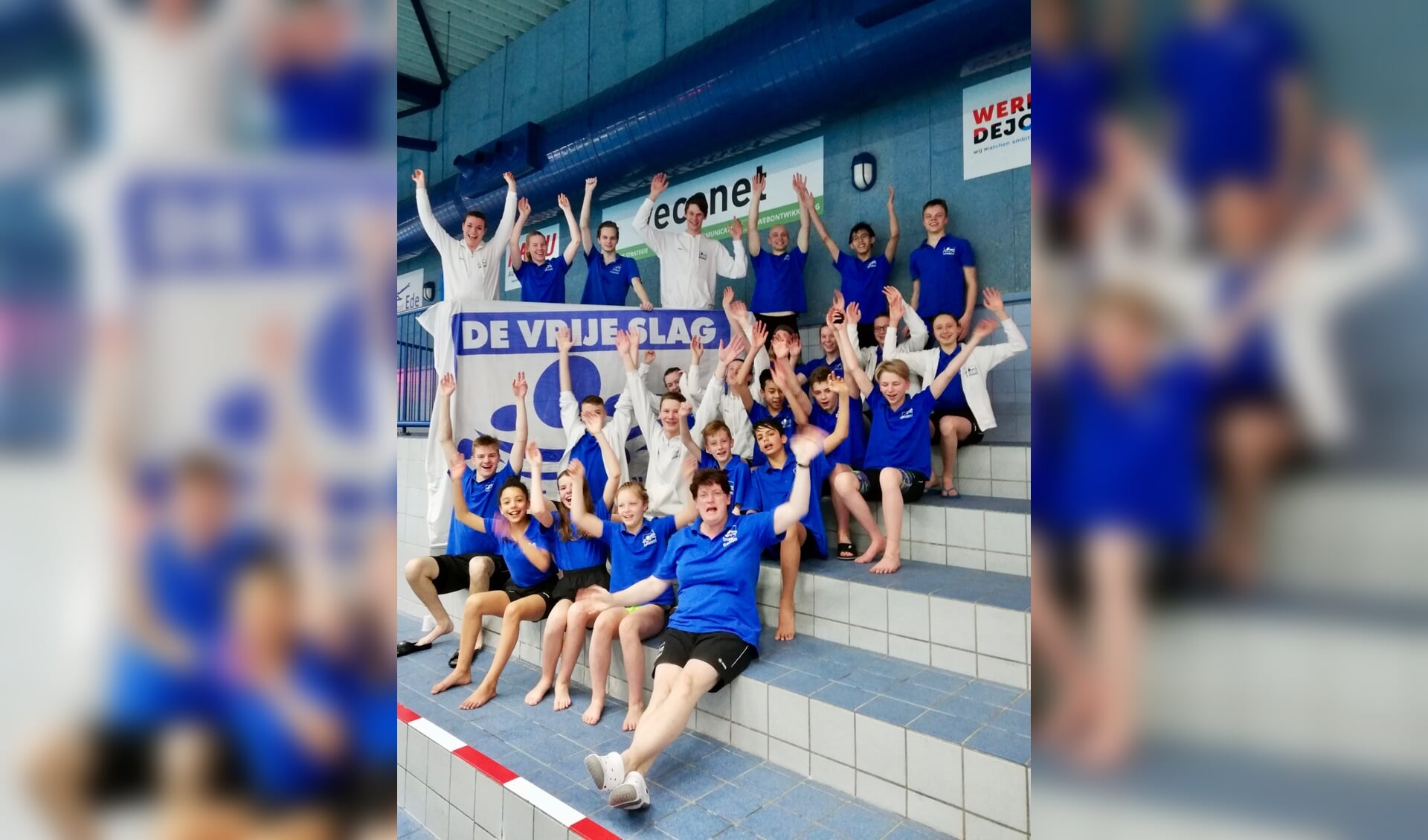Competitie-zwemmers De Vrije Slag en hun hoofd-trainer blij met hun promotie 