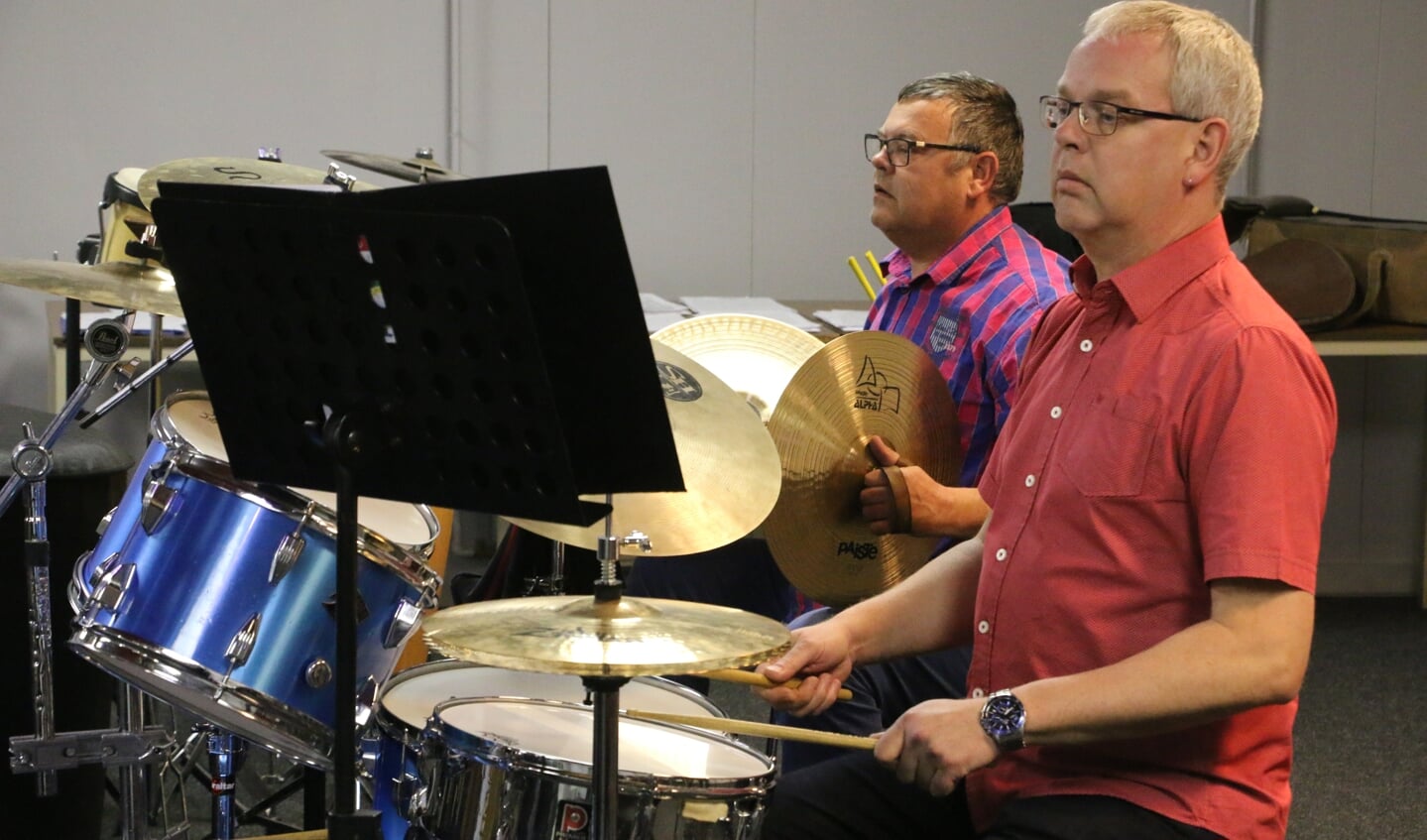 Het Vrijwillig Muziek en Tamboerkorps repeteert in de Generaal Winkelman Kazerne in Harskamp.
