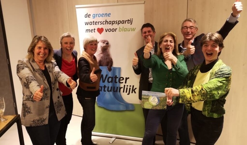 Op de foto staan de blije Fractieleden en Campagneleider van Water Natuurlijk-De Stichtse Rijnlanden
V.l.n.r.: Gerda Oskam (Vleuten), Els Otterman (Bunnik), Agaath Dekker-Groen( Houten), Diederik van der Molen (Bilthoven), Anja van Berckel; campagneleider (Nieuwegein), Martin Jansen(Odijk), Harmke van Dam(Utrecht). Op de foto ontbreekt Jaap van der Heijden (Utrecht)