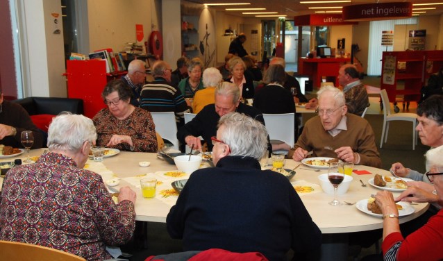 Genieten van een lekkere maaltijd in Het Trefpunt.
