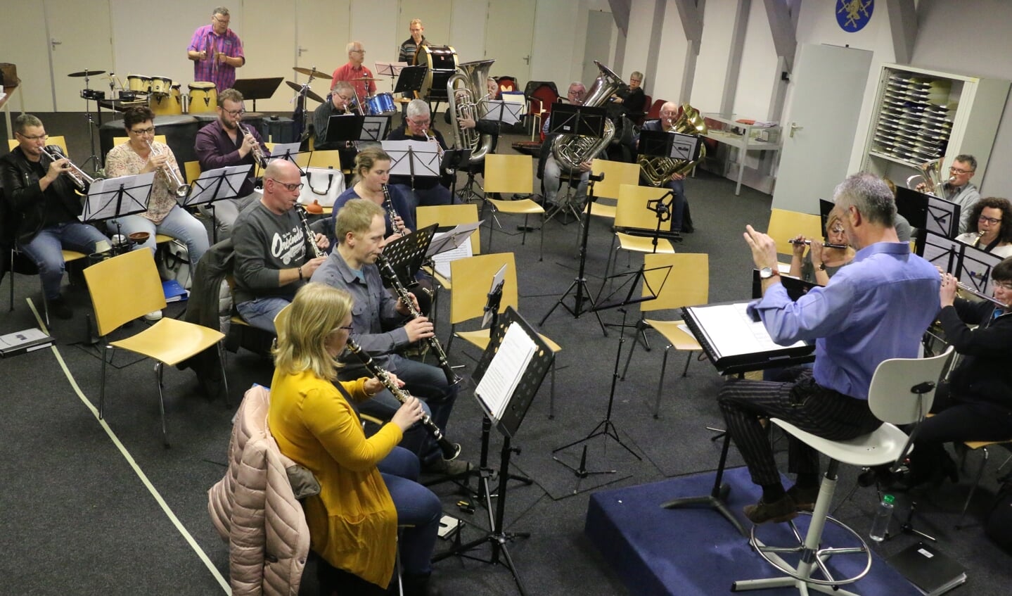 Het Vrijwillig Muziek en Tamboerkorps repeteert in de Generaal Winkelman Kazerne in Harskamp. Rechts op de stoel dirigeert Roger Ritzen.