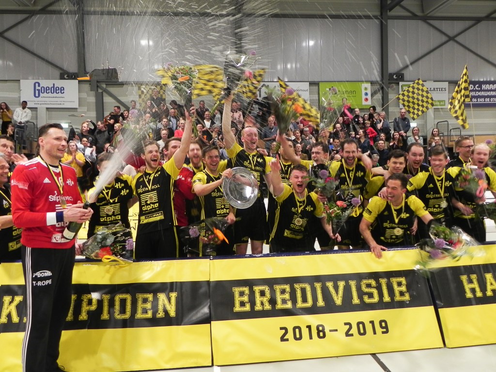 Het team van Stipt Payroll Handbal Houten viert het kampioenschap op uitbundige wijze.