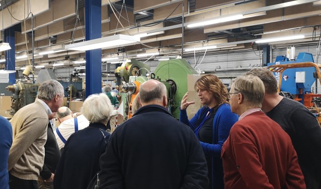 Petra Koppejan licht het productieproces bevlogen toe