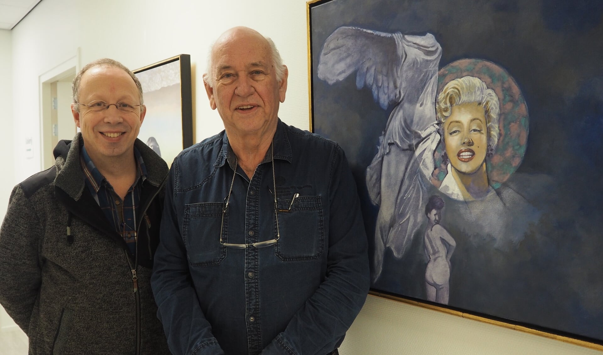 De Leusdense kunstenaar Hans Rombouts (rechts) met Wabe Bakker van de Dierenkliniek.