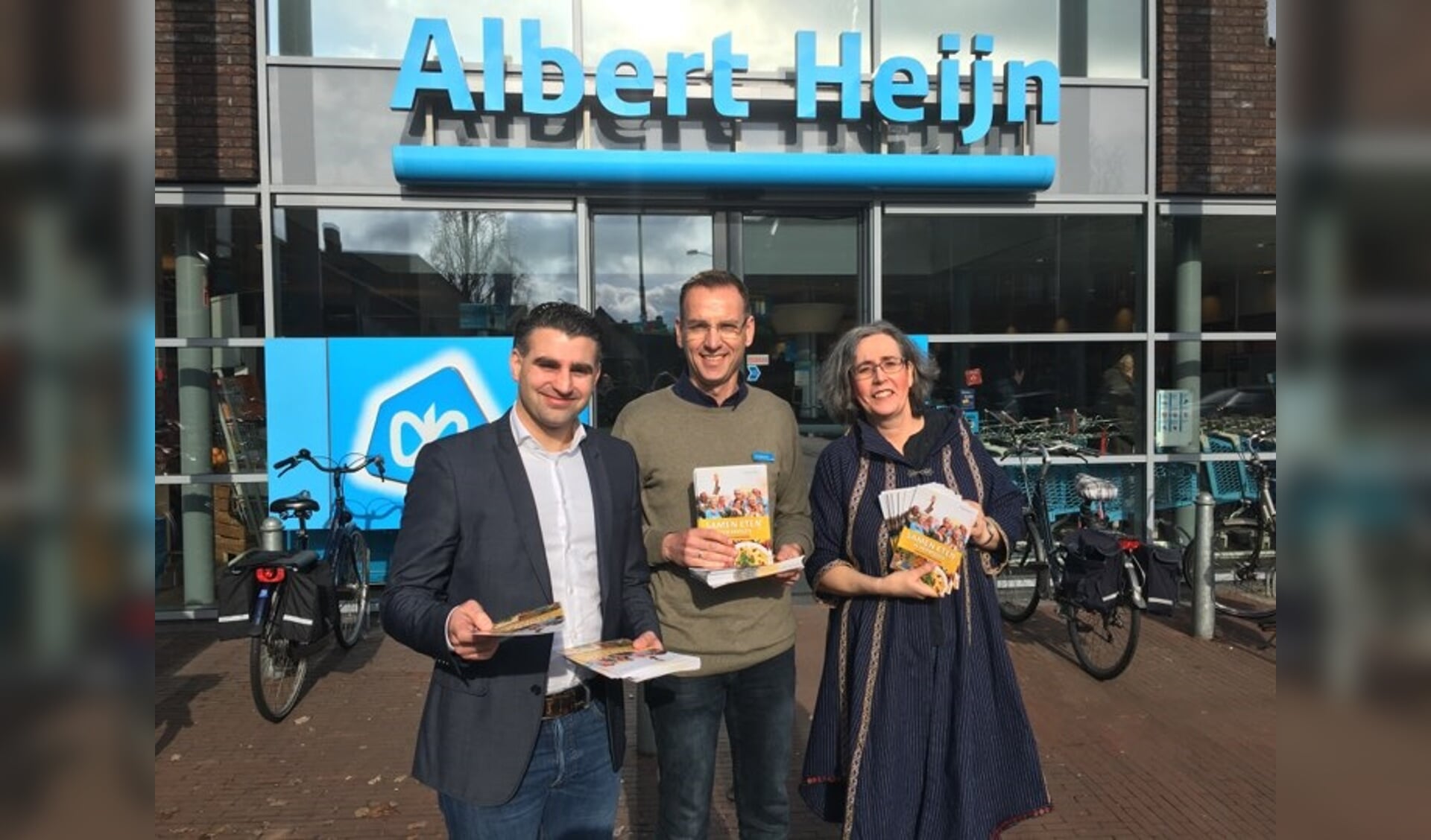 Marcel 't Hoen, Ronald Advokaat en Ellenoor Piersma met de folder van de actie.