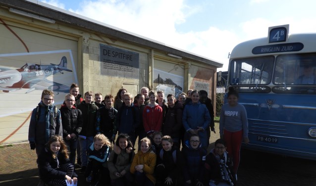 Groepen 7 en 8 van De Ark bij het Crash Museum.