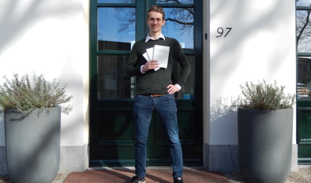 Léon Polman toont zijn notitieboekjes