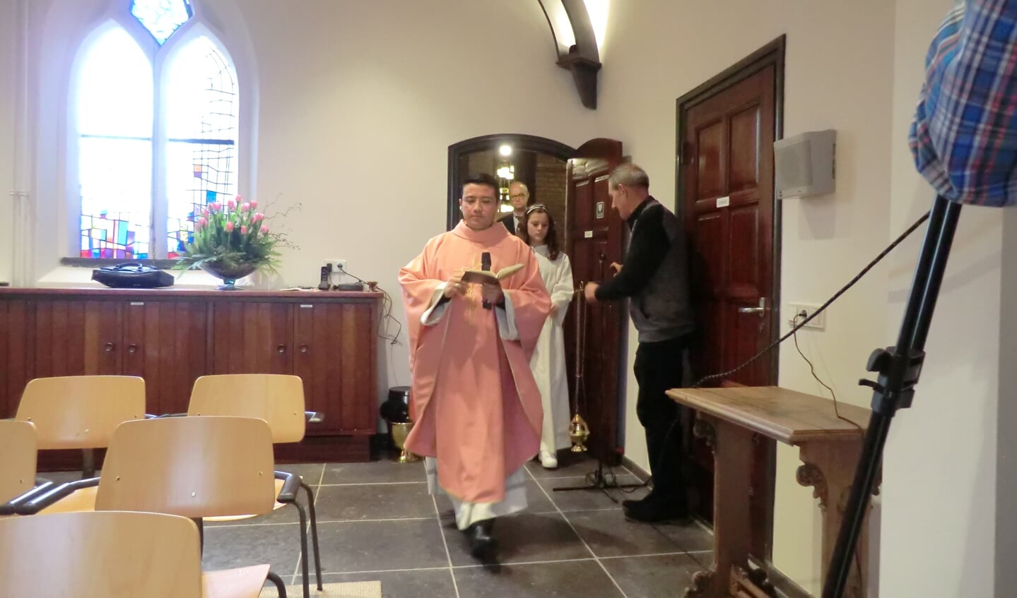 Pastor Mauricio Meneses loopt de sacrale kapel in voor de inzegening