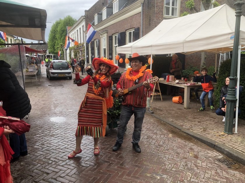 Koningsdag in Amerongen: foto van burgemeester Frits Naafs.