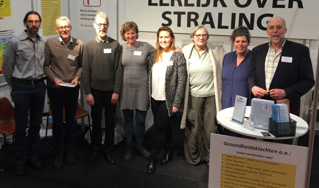 Rob Verboog (r) stond samen met mede actievoerders en stralingsgevoeligen op de Nationale Gezondheidsbeurs.
