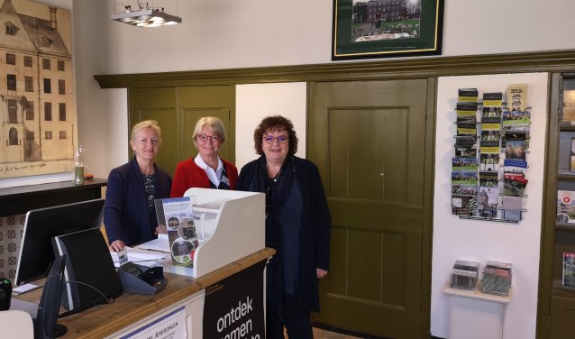 Jelica Honders (rechts) en haar collega's ontvangen toeristen binnen de muren van Kasteel Amerongen.