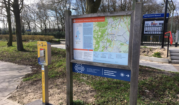 <p>Het informatiepaneel dat tijdens de pilot geplaatst is bij station Santpoort-Noord.</p>