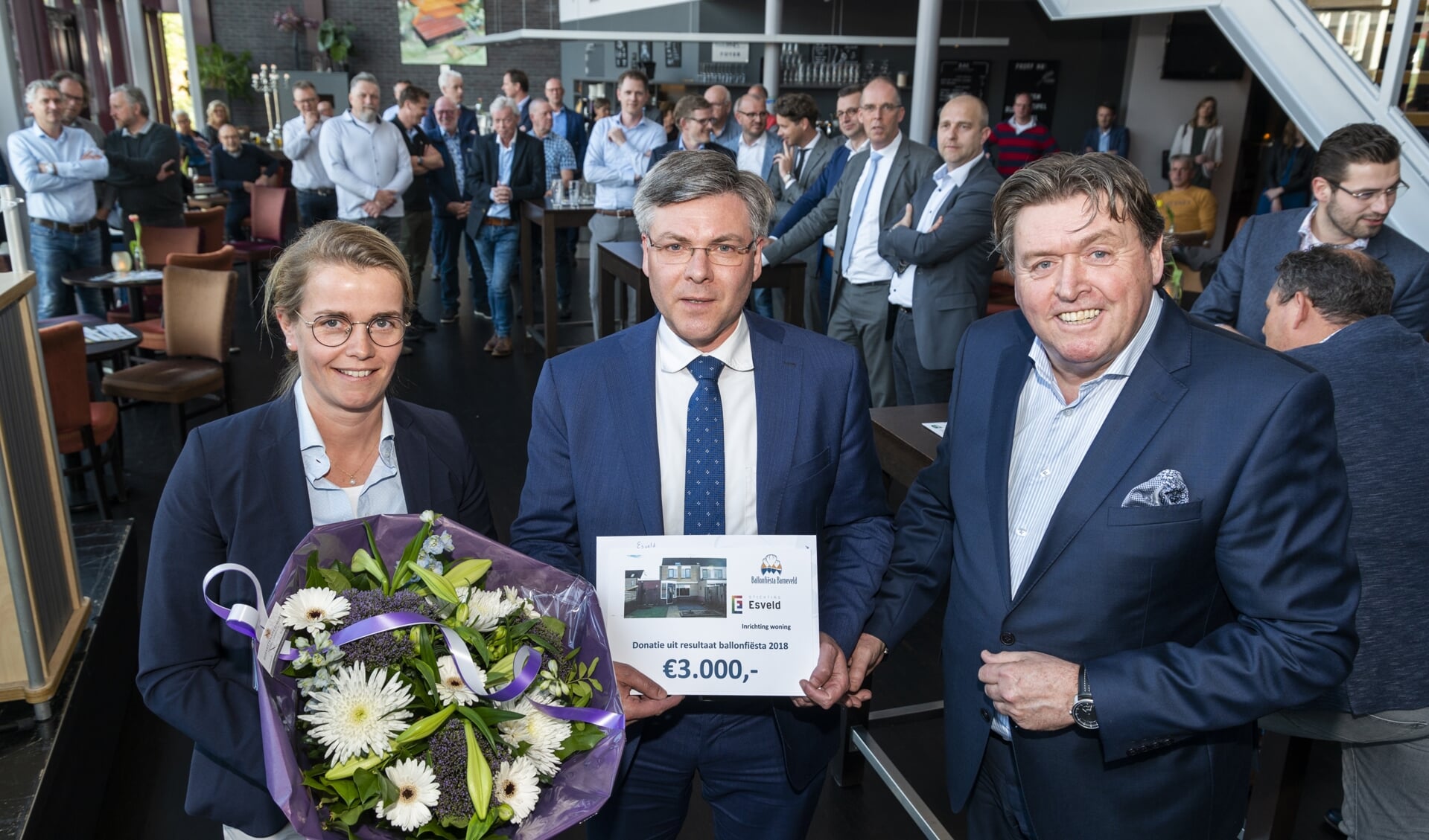 Een cheque van 3.000 euro voor Stichting Esveld. Van links naar rechts pr-bestuurslid Annemarie van Vliet, voorzitter Rien van de Beek en Ballonfiësta-voorzitter Jack de Jong.
