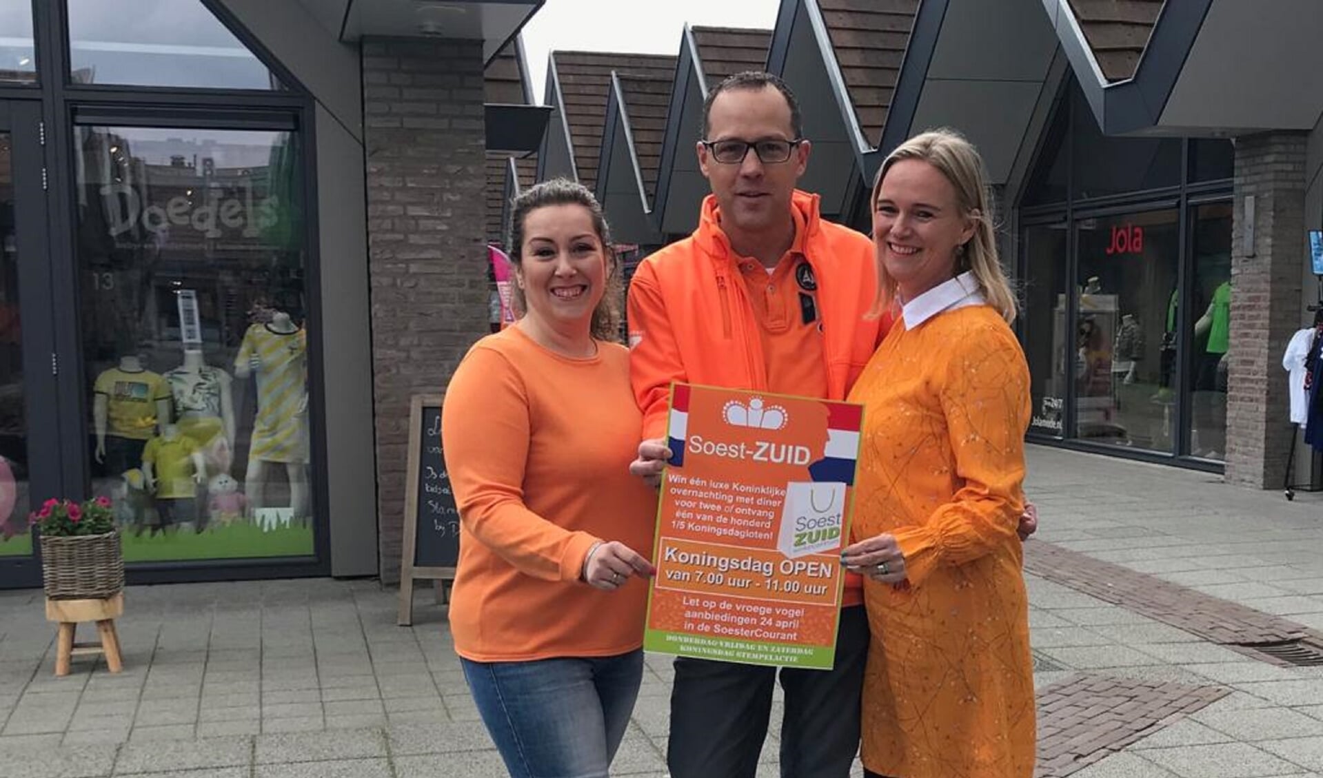 V.l.n.r.: Elena Beijer, Ronald de Beer en Esther Kok zijn startklaar voor Koningsdag in Soest-Zuid.