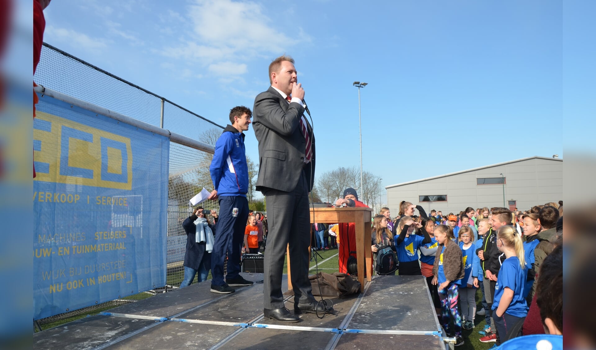 Wethouder Willem Joustra opent de Koningsspelen