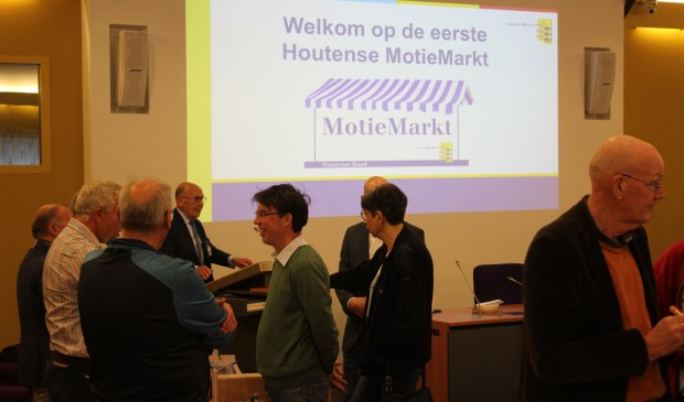 Raadsleden 'shoppen' langs de diverse ingebrachte voorstellen.
