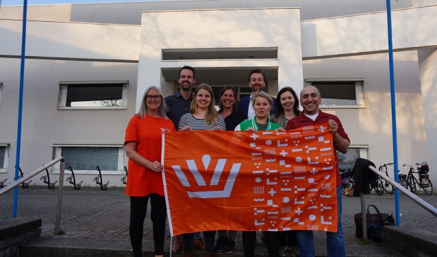 Het quizteam uit soest met de Koningsdagvlag 2019.