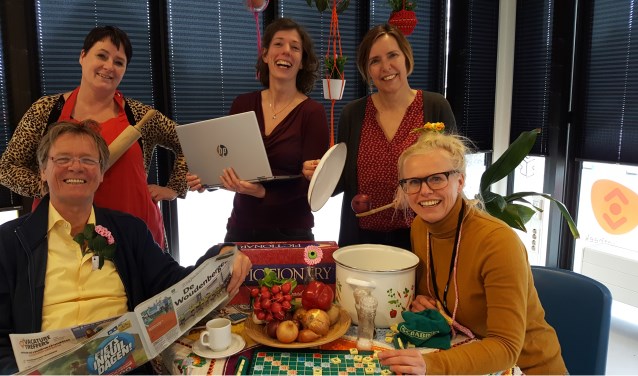 Wils van de Steen, Hennie de Ruiter, Marieke van Meeuwenoord, Christianne Geerdes en Ina Muller. Annie Robbertsen ontbreekt.