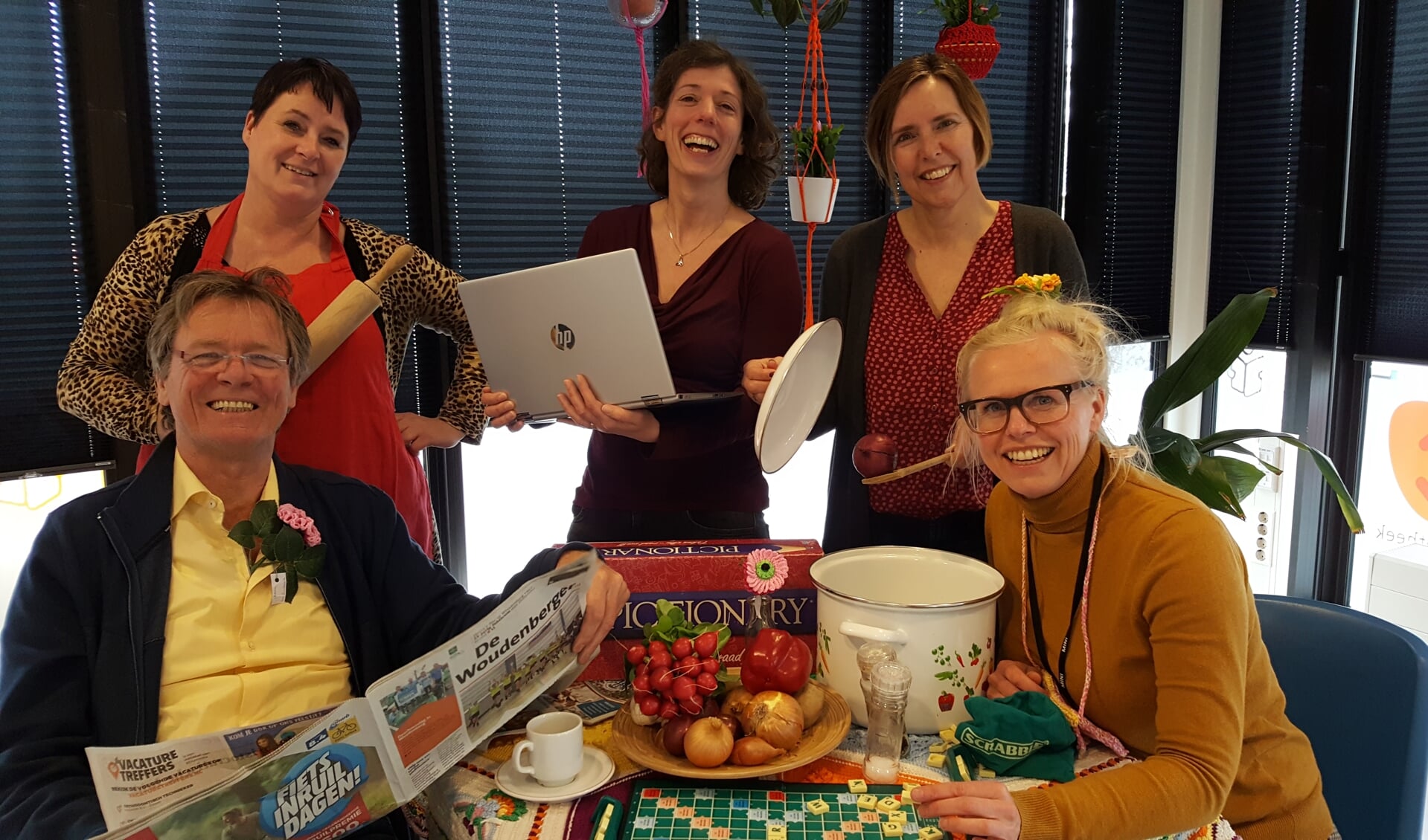 Wils van de Steen, Hennie de Ruiter, Marieke van Meeuwenoord, Christianne Geerdes en Ina Muller. Annie Robbertsen ontbreekt.