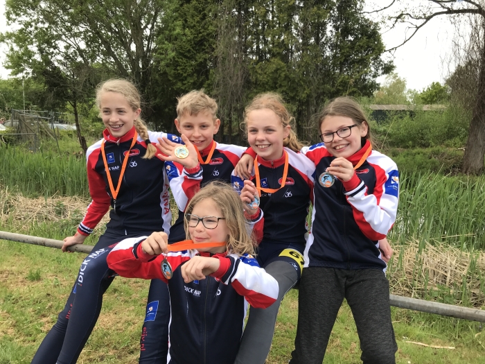 Vol trots tonen Anna, Niels, Monique, Inge en Thea hun medaille bij de derde Dave van Dam wedstrijd.