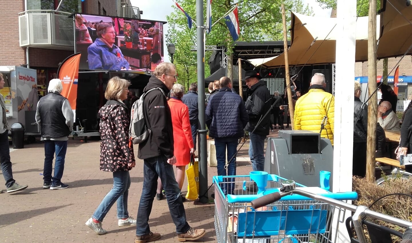 Op een groot scherm volgen de Hoevelakers de gebeurtenissen in Amersfoort.