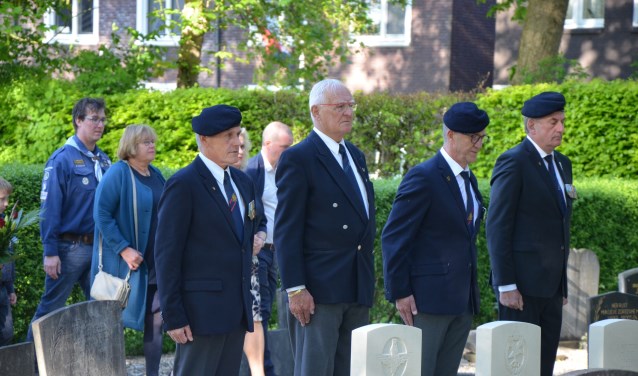 Kranslegging bij de graven zeven Britse militairen