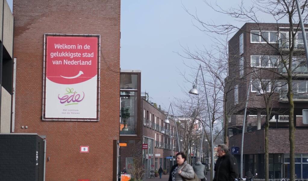 De gemeente Ede is trots op de titel 'Gelukkigste stad van Nederland'. Dit bord hangt aan de Achterdoelen in het centrum.