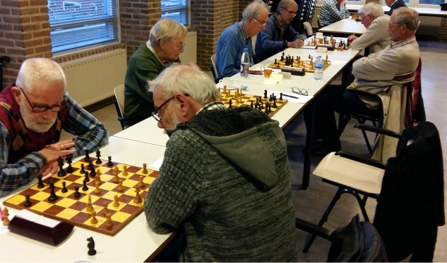 Rob Boss (rechts vooraan) gaf het goede voorbeeld op bord 1.