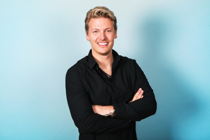 Thomas Berge treedt op tijdens de Nationale Hoor2Daagse in Baarn.