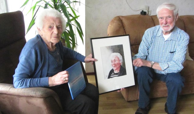 Beppie Ottenbros-Bosboom met haar portret door Jan Larsen (rechts).