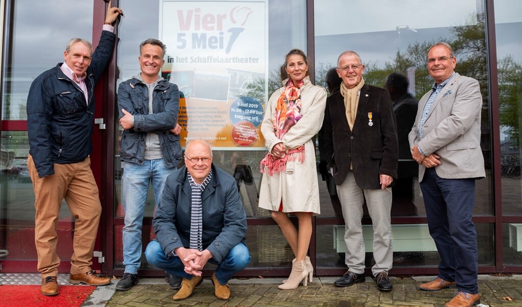 De organisatie van het bevrijdingsfestival. Van Links naar rechts: Hans Versteegh, Nico Knibbe, Sikko Kranenborg, Monique Blommert, Gert Broekhuis en Cees van Delen.