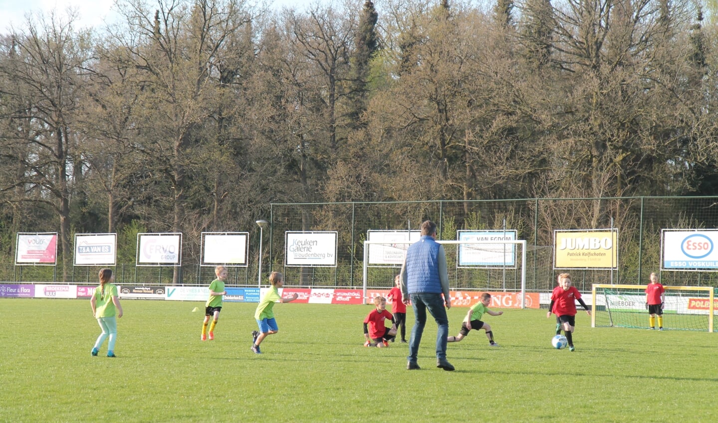 Groepen 1 en 2 in actie tijdens het Schoolvoetbaltoernooi inWoudenberg.