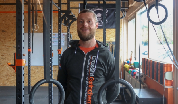 <p>CrossFit is gevestigd aan de Schelluinsevliet op de begane grond van een appartementencomplex</p>
