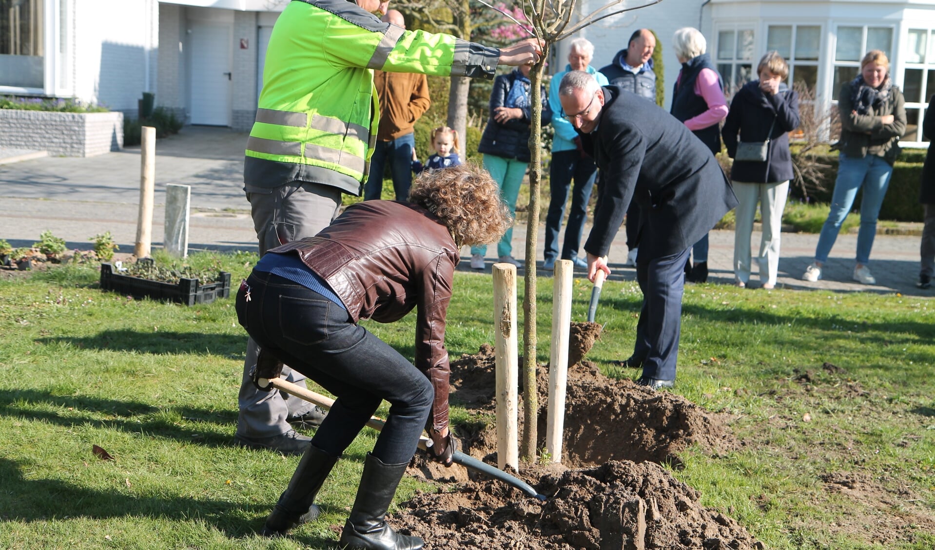 Suzy Boillen en Pieter de Kruif planten samen de eerste boom.