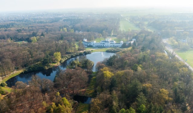 Luchtfoto vanaf de achterzijde van paleis Soestdijk.