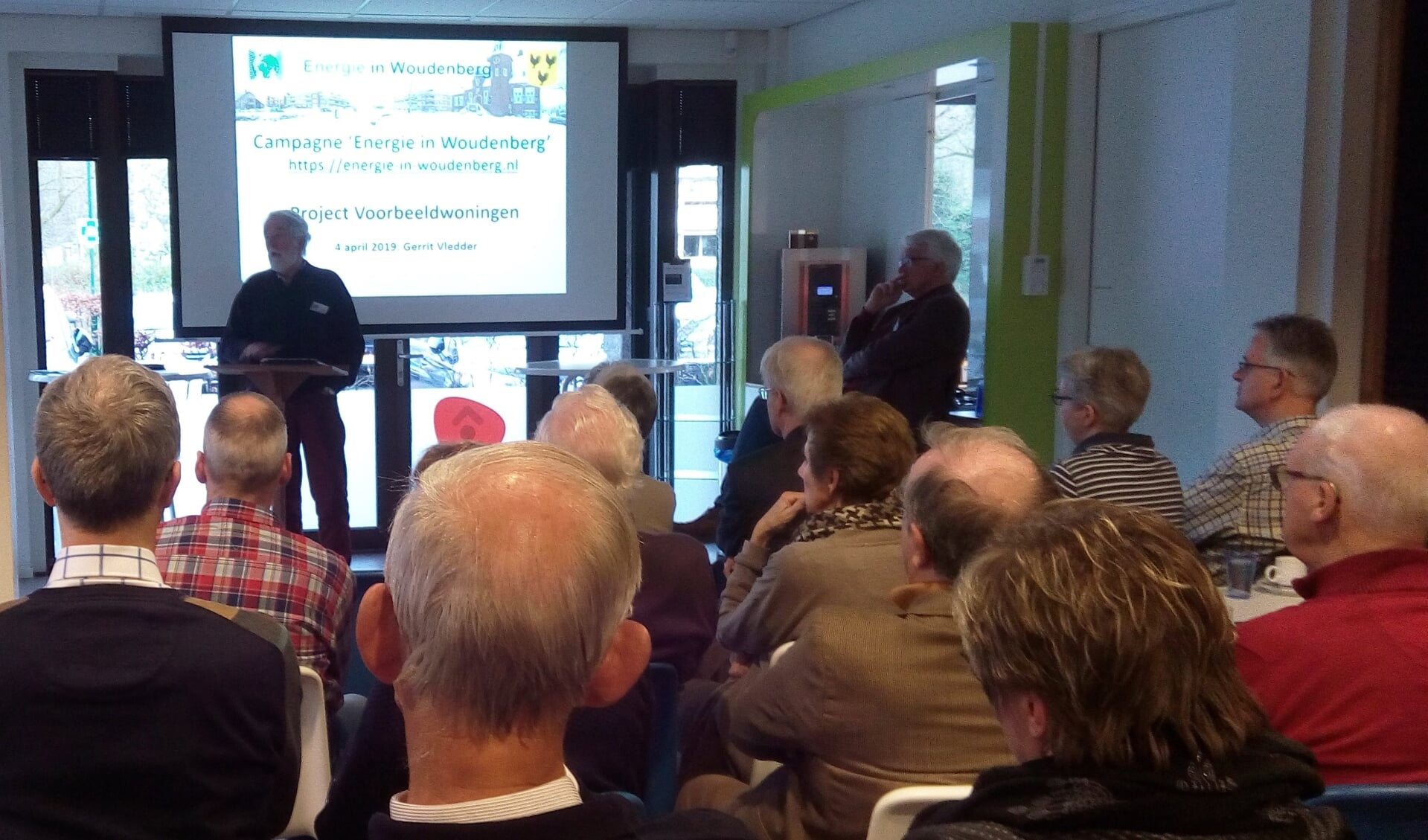 Gerald ten Wolde opent de goed bezochte bijeenkomst over energie besparen in Woudenberg