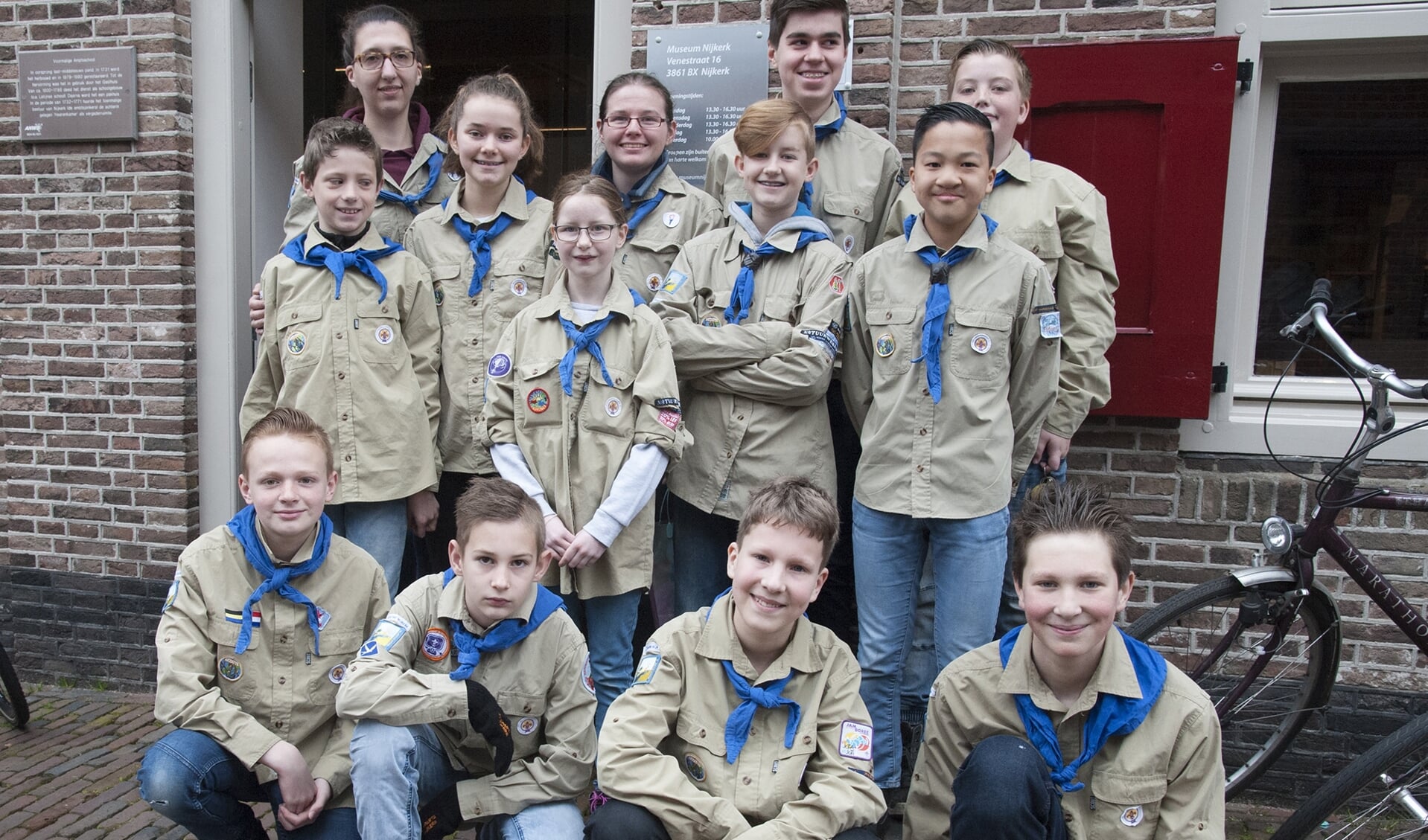 De scouts van Scouting Nijkerk bij Museum Nijkerk, klaar voor het reinigen van de struikelstenen. 