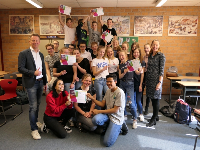 Leerlingen van de derde klas vwo van het Johannes Fontanus College met hun getekende leenovereenkomsten, met Marcel Wijnen van Rabobank Gelderse Vallei en Marjan Duursma van Stichting Day for Change.