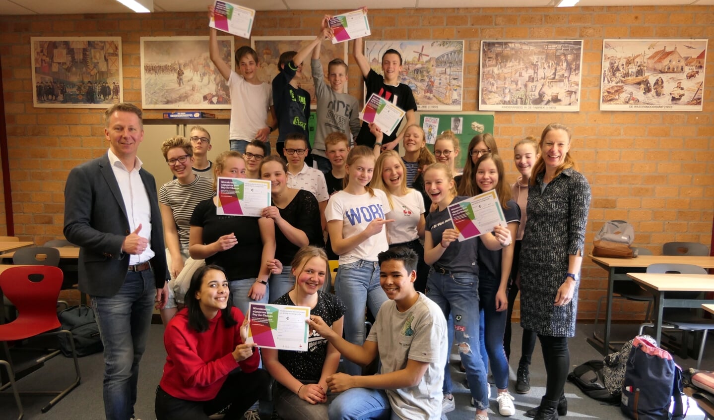 Leerlingen van de derde klas vwo van het Johannes Fontanus College met hun getekende leenovereenkomsten, met Marcel Wijnen van Rabobank Gelderse Vallei en Marjan Duursma van Stichting Day for Change. 