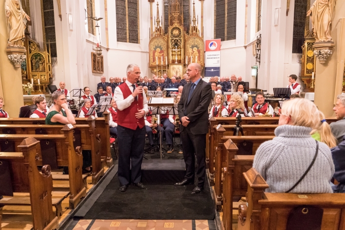 Dirigent Leon Vliex wordt gefeliciteerd door Constantia woordvoerder Ernst de Klein
