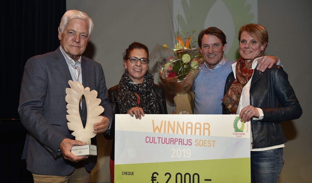 De winnaars van Make Music Kids: bedenker Bert Smit (links) en de uitvoerders van Muziekgarage Muziekschool Baarn-Soestdijk.
