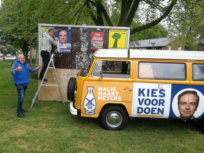 Aalt Geurts met VVD busje