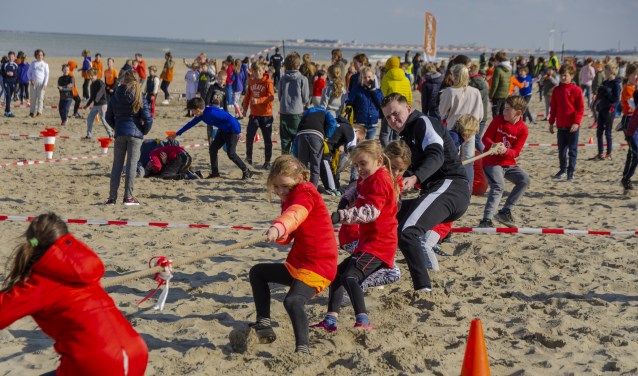 Kinderen leven zich sportief uit op het strand tijdens de Koningsspelen