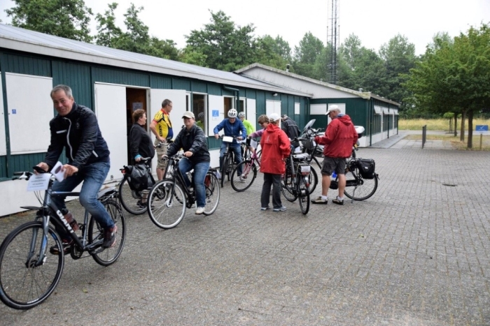 Deelnemers maken zich klaar voor de Avondfiets4daagse