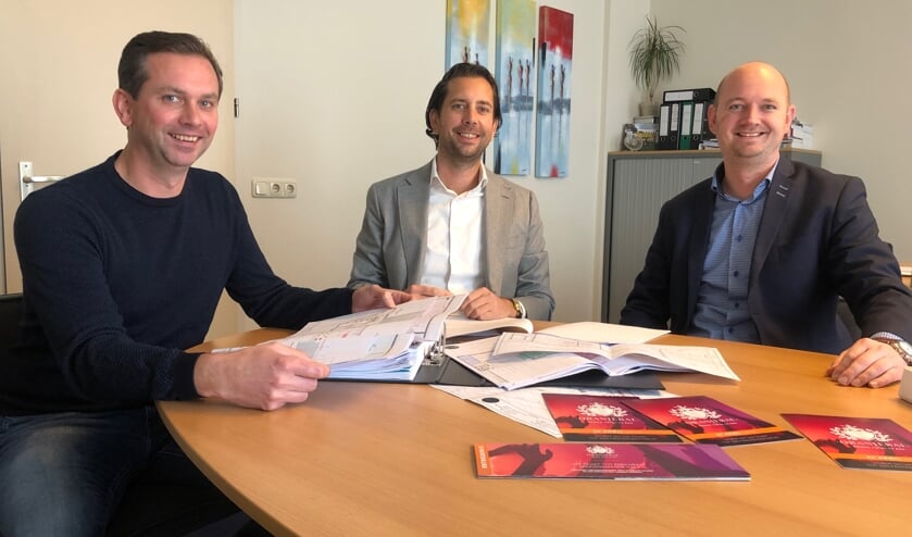 Arnout Hasselaar, Pieter Neels en Frank Pluimers organiseren namens serviceclub Ronde Tafel 78 het Oranjebal.